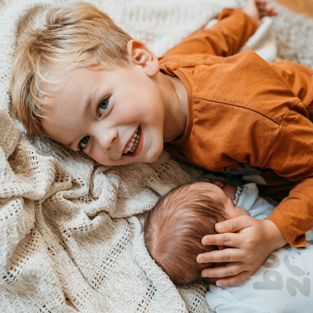 Neugeborenen-Shooting-zu-Hause-mit-Geschwisterkind