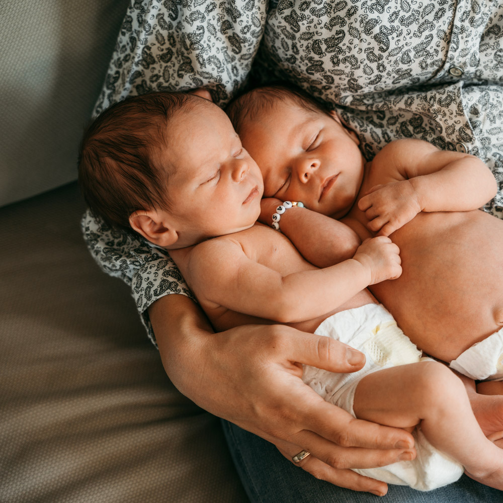 Neugeborenen-Shooting-zu-Hause-mit-Zwillingen